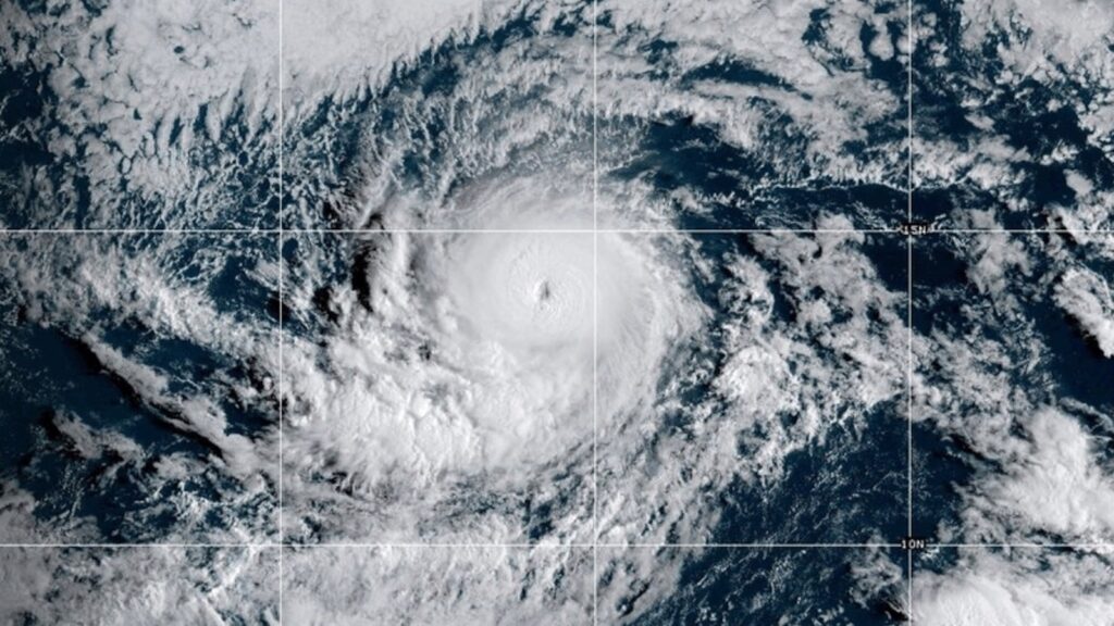 Hawaii under state of emergency ahead of Hurricane Kiko